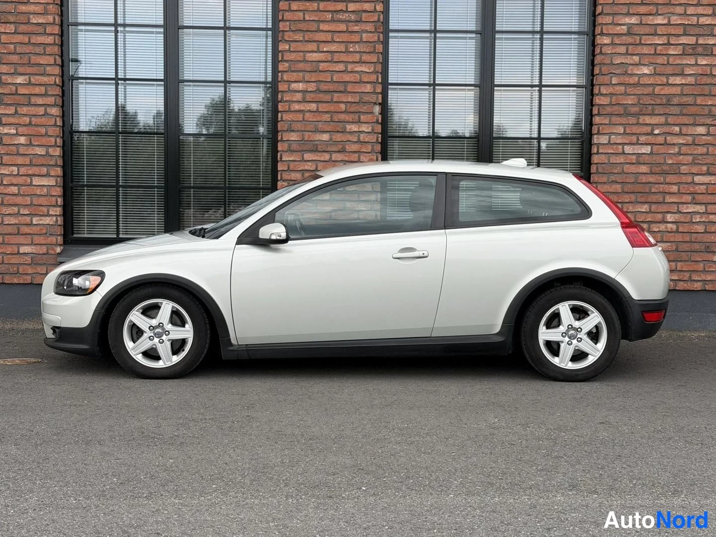 White Volvo C30 2007, front three-quarter, nose to the left, photo 3
