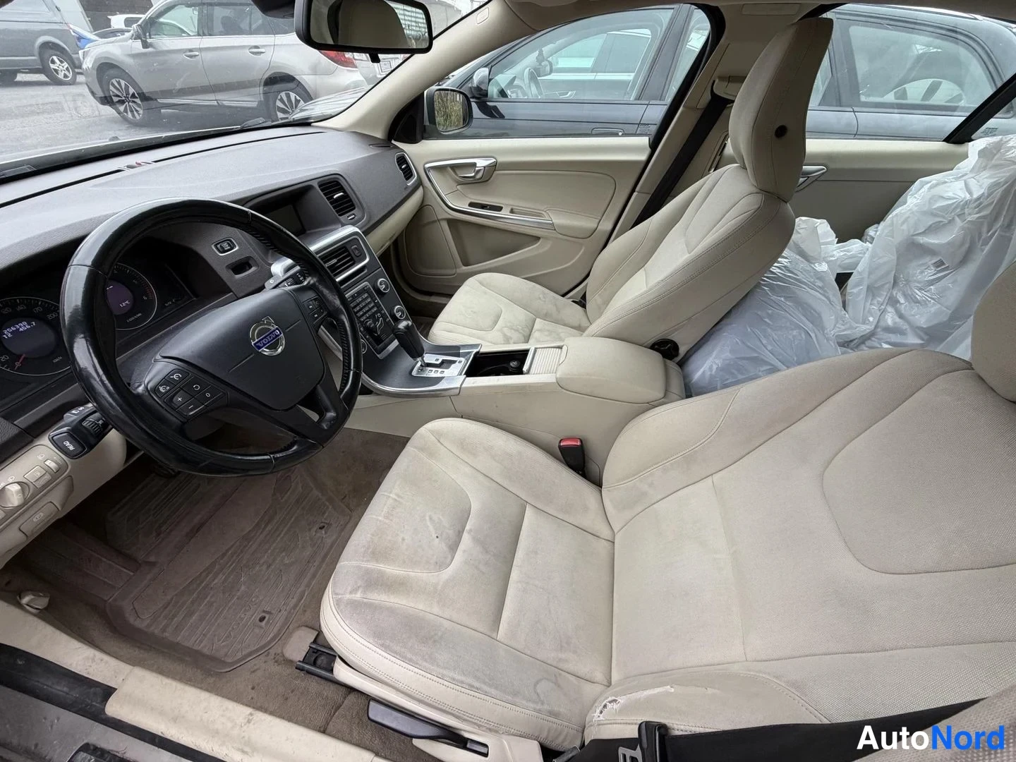 Silver Volvo S60 2010, front seats, photo 3