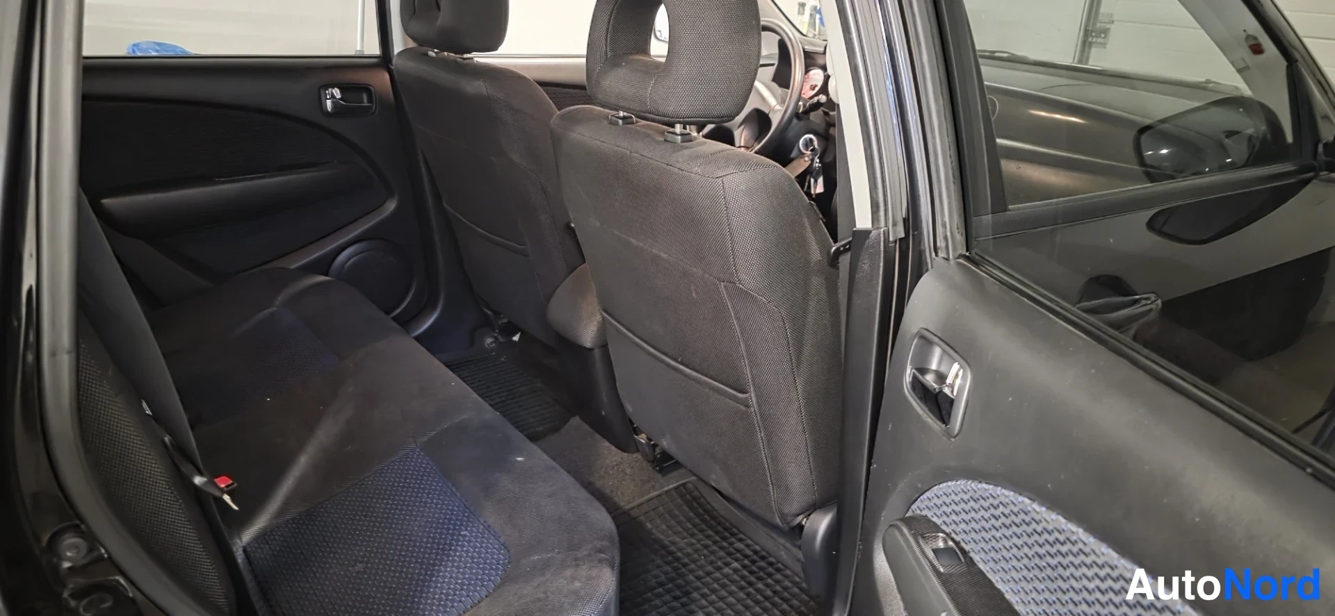 Black Mitsubishi Outlander 2006, rear seats, photo 12