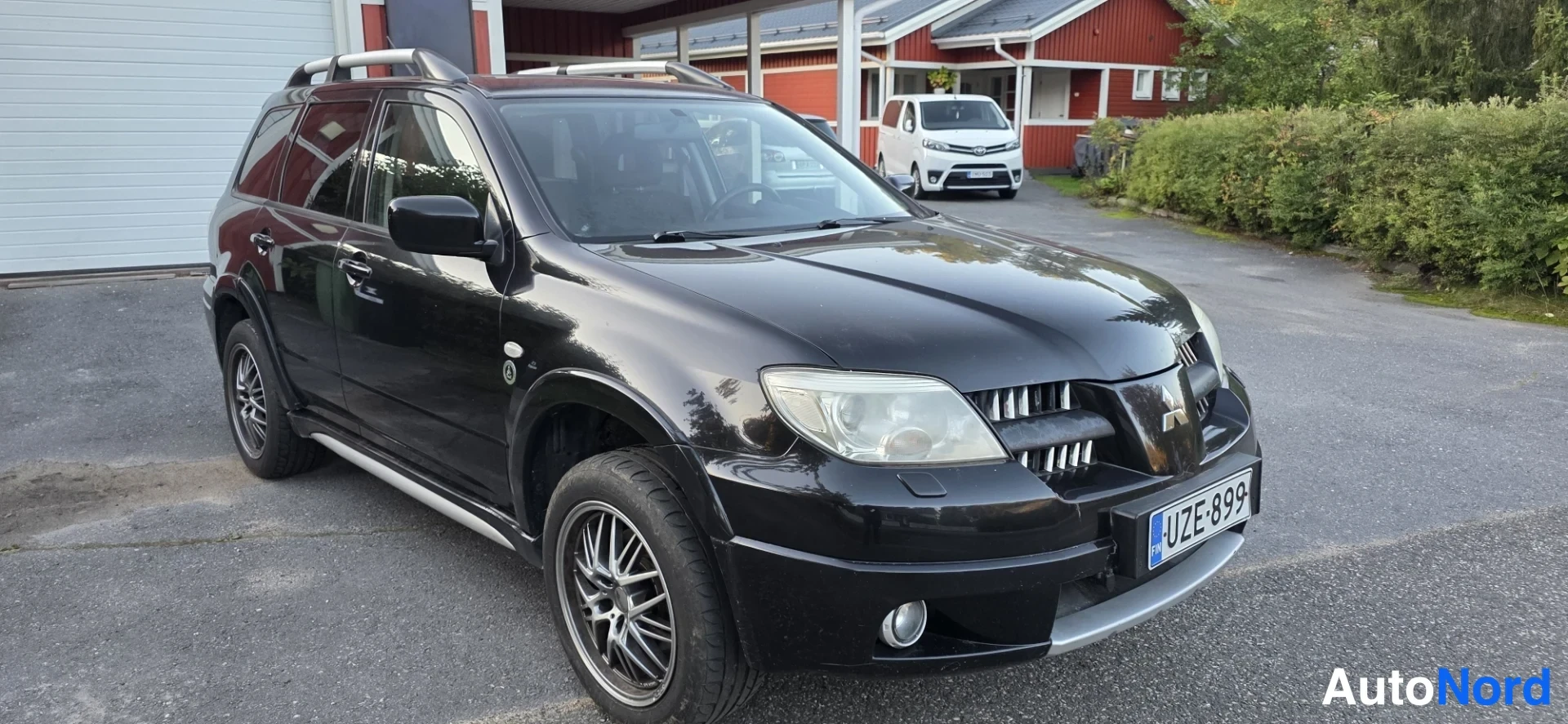 Black Mitsubishi Outlander 2006, front three-quarter, nose to the right, photo 3
