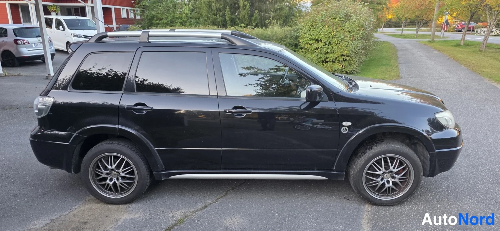 Black Mitsubishi Outlander 2006, front three-quarter, nose to the right, photo 4