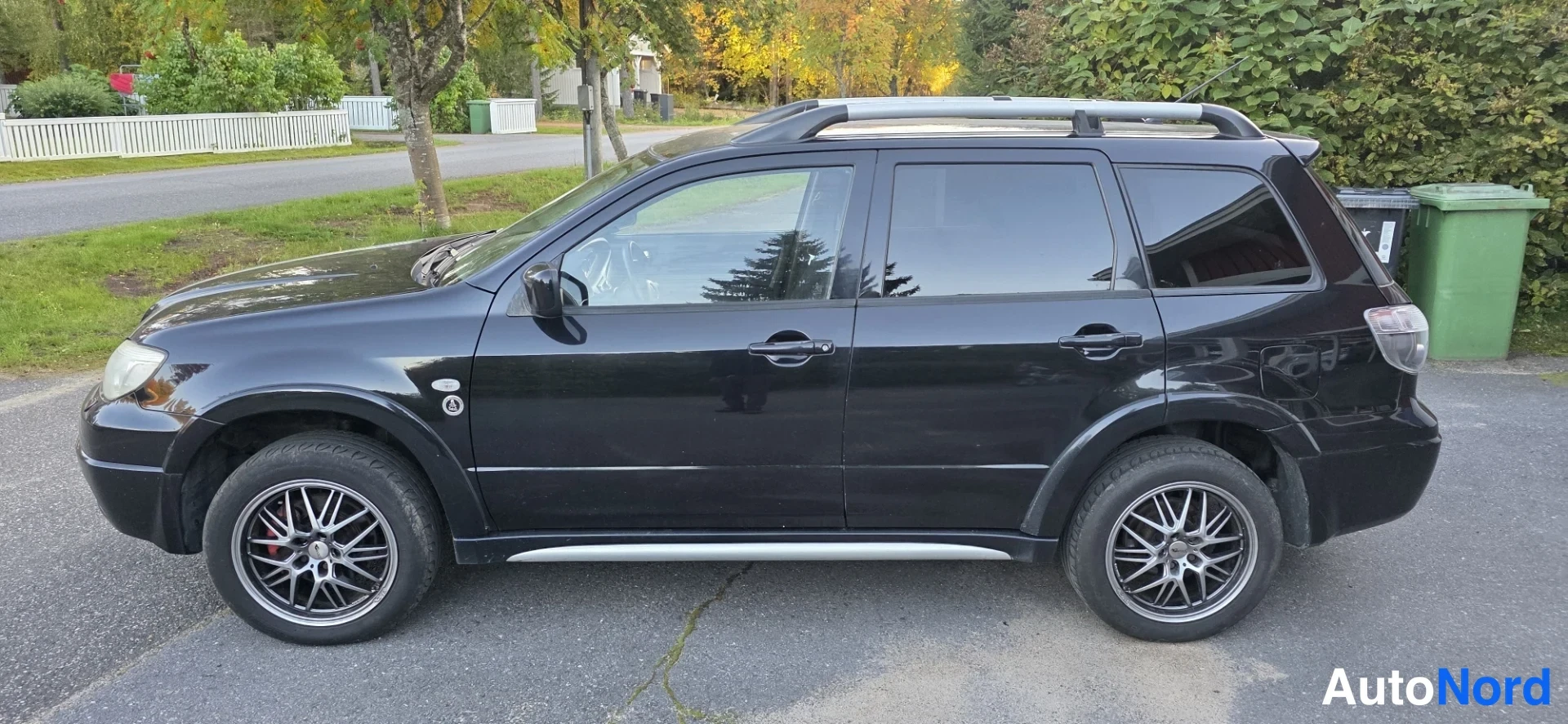 Black Mitsubishi Outlander 2006, front three-quarter, nose to the left, photo 2