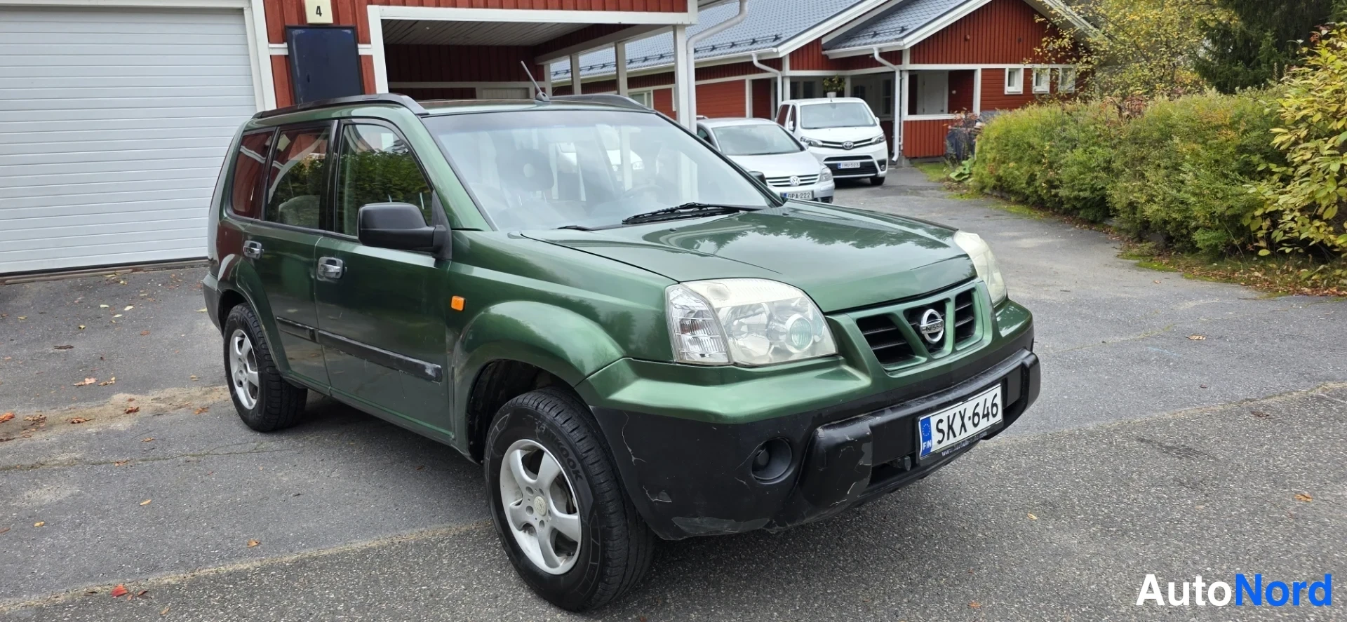 Green Nissan X-Trail 2002, front three-quarter, nose to the left, photo 2