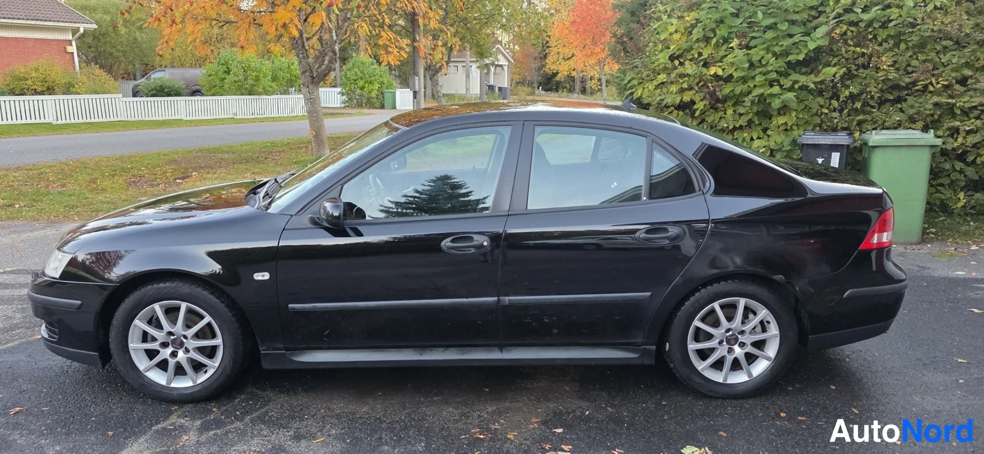 Black Saab 9-3 2004, front three-quarter, nose to the left, photo 2