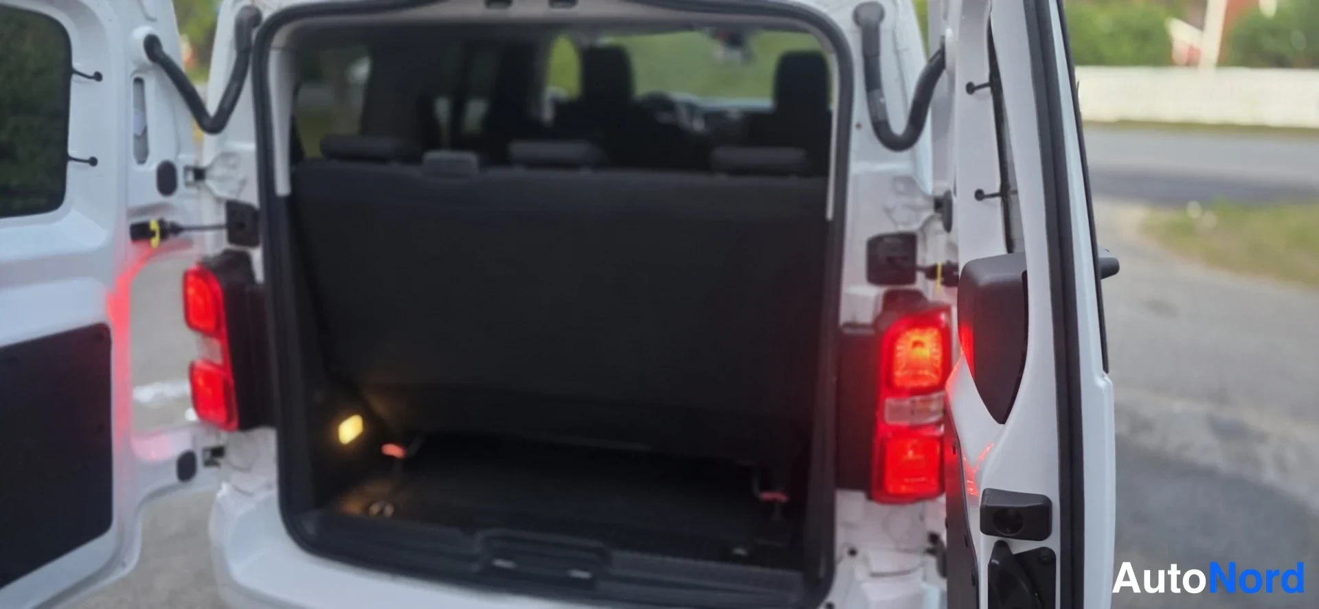White Toyota Proace Verso 2017, boot, photo 16