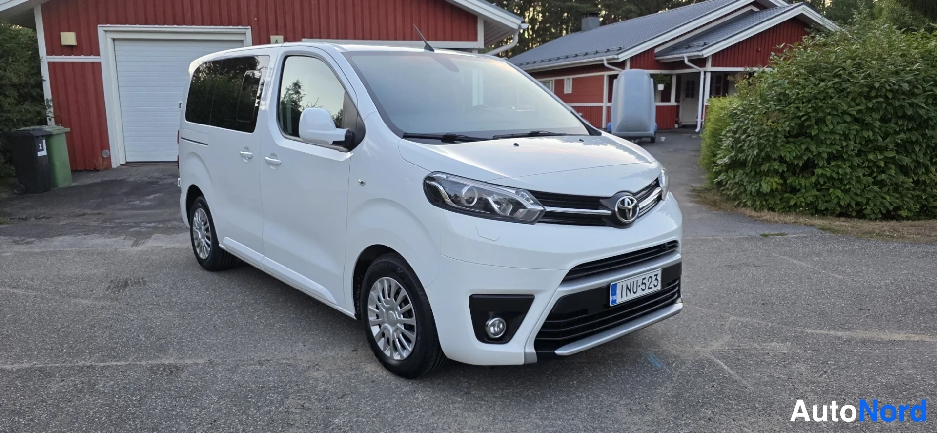 White Toyota Proace Verso 2017, front three-quarter, nose to the right, photo 3