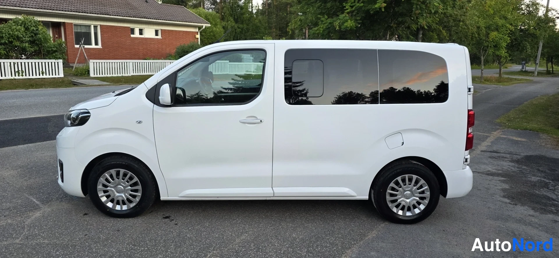 White Toyota Proace Verso 2017, front three-quarter, nose to the left, photo 2