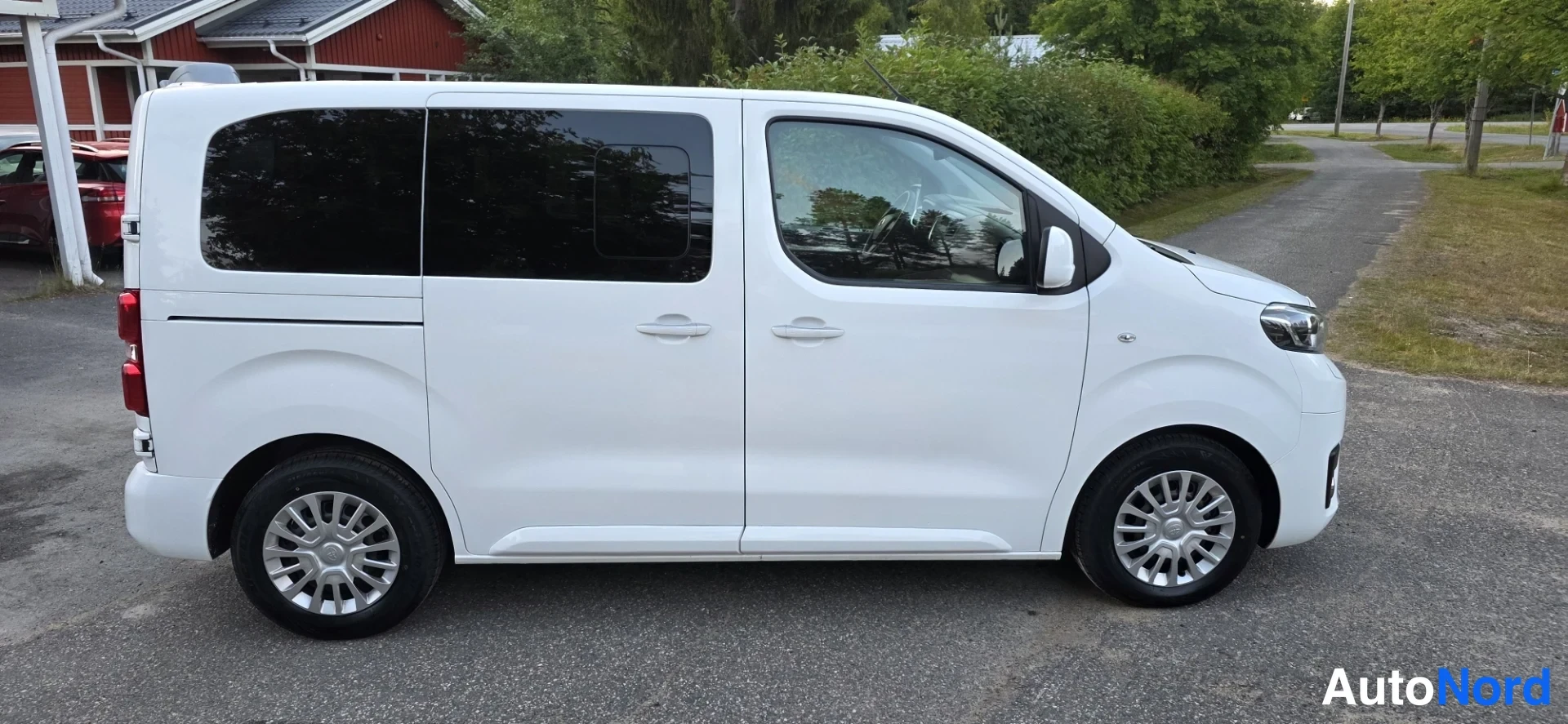White Toyota Proace Verso 2017, front three-quarter, nose to the right, photo 4