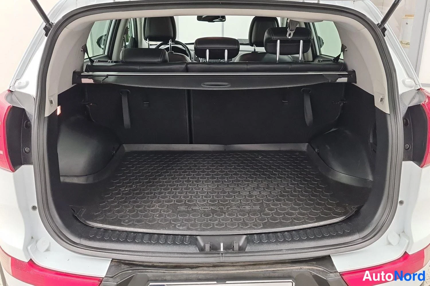 Valkoinen Kia Sportage 2012, tavaratila, kuva 10