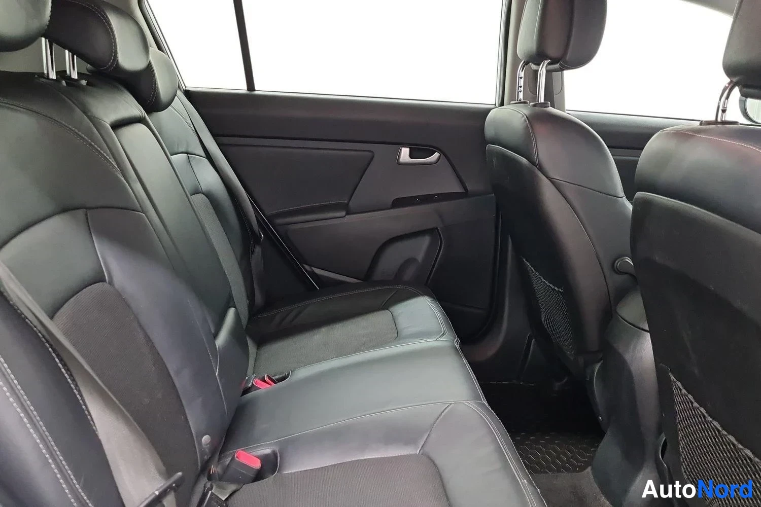 Valkoinen Kia Sportage 2012, takaistuimet, kuva 8