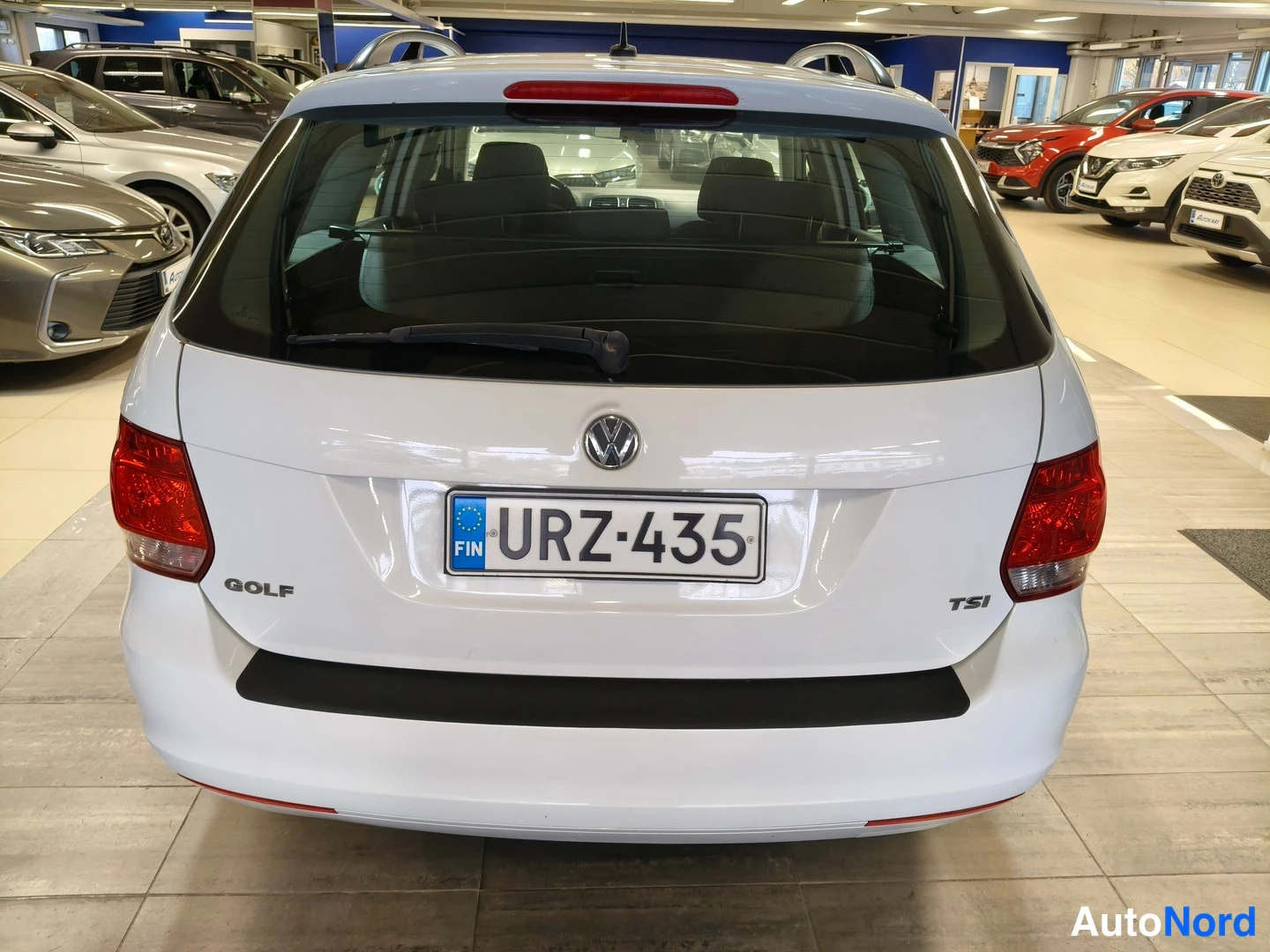 Valkoinen Volkswagen Golf 2012, takaa, kuva 6