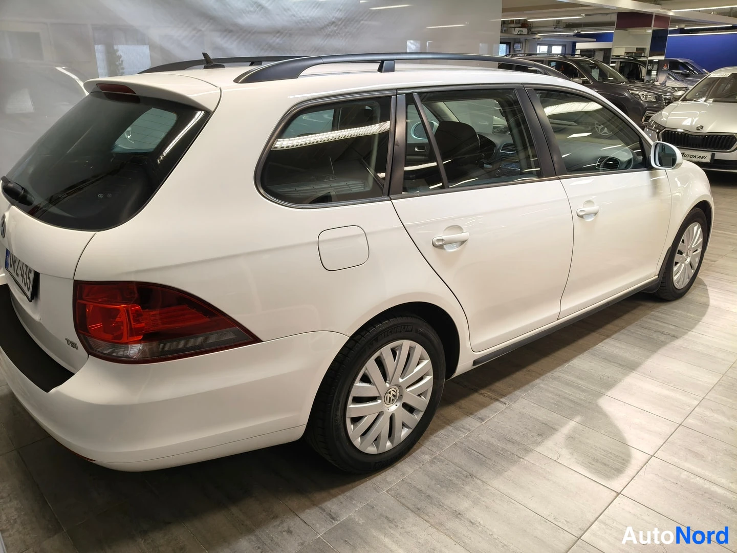 Valkoinen Volkswagen Golf 2012, takaviisto, kuva 5