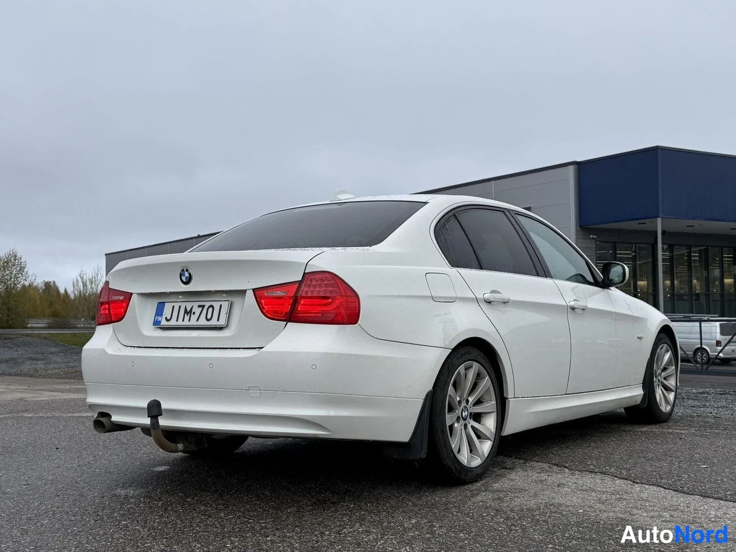 Valkoinen BMW 318d 2011, takaviisto, kuva 4
