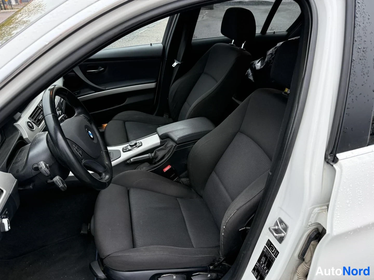 Valkoinen BMW 318d 2011, ohjaamo, kuva 5