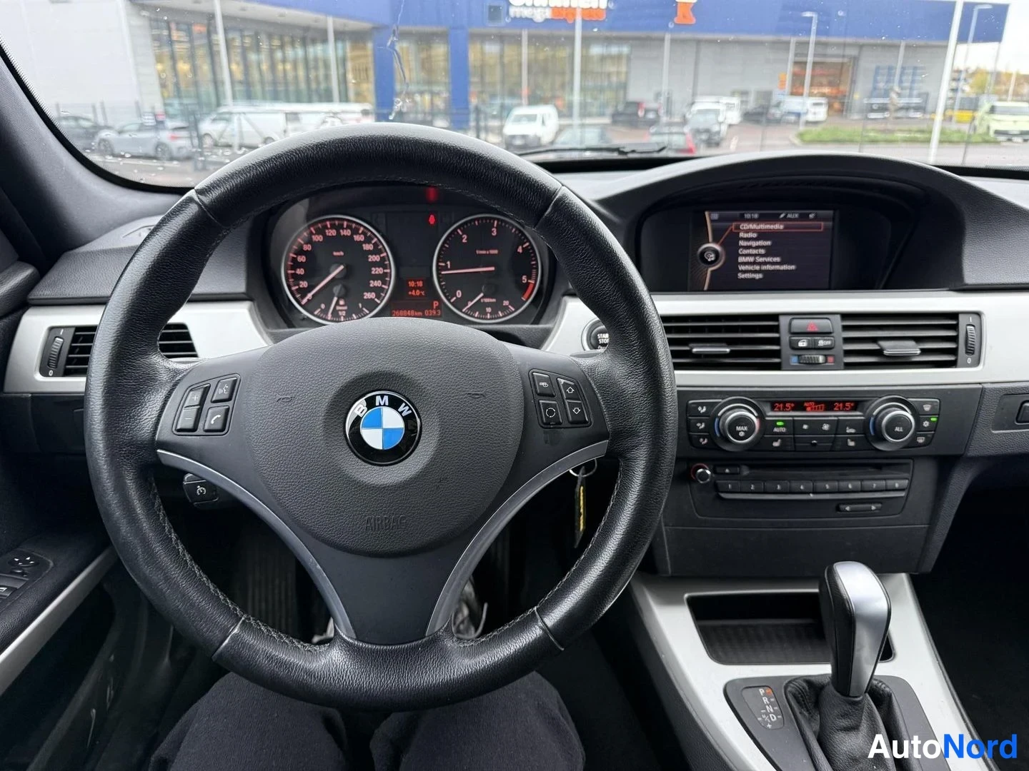 Valkoinen BMW 318d 2011, ohjaamo, kuva 9