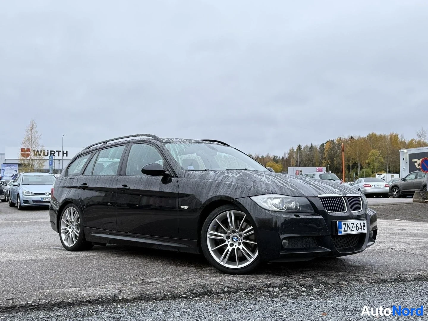 Black BMW 325d 2008, front three-quarter, nose to the right, photo 2
