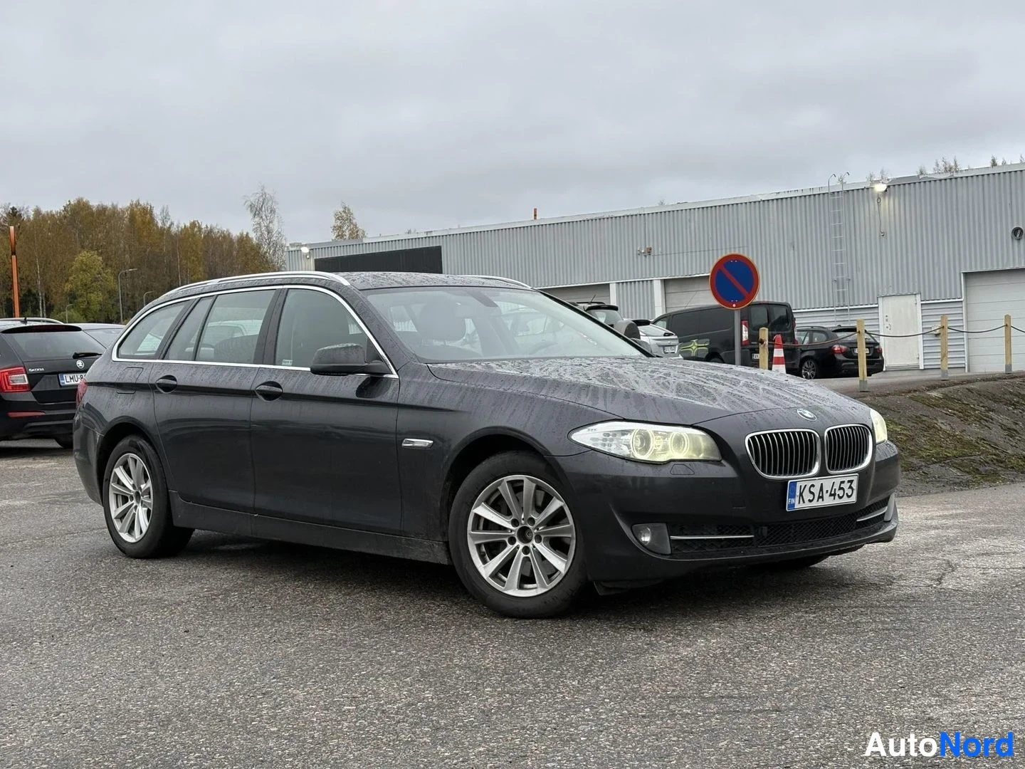 Harmaa BMW 530d xDrive 2012, etuviisto, keula oikealle, kuva 2