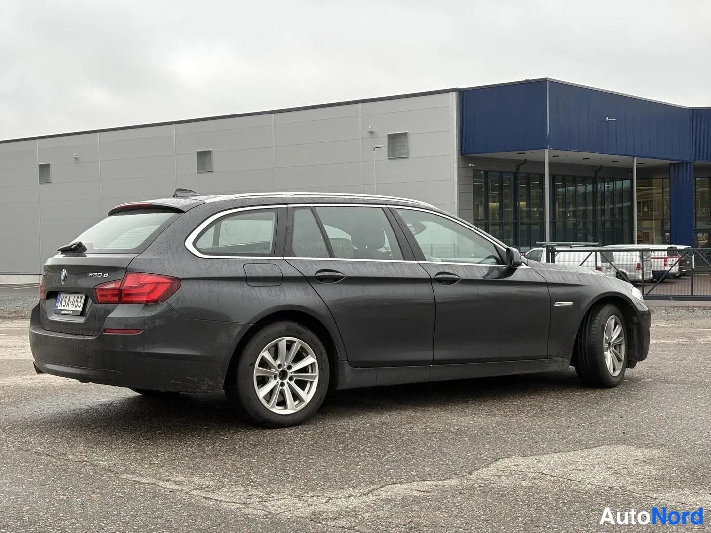 Harmaa BMW 530d xDrive 2012, takaviisto, kuva 3