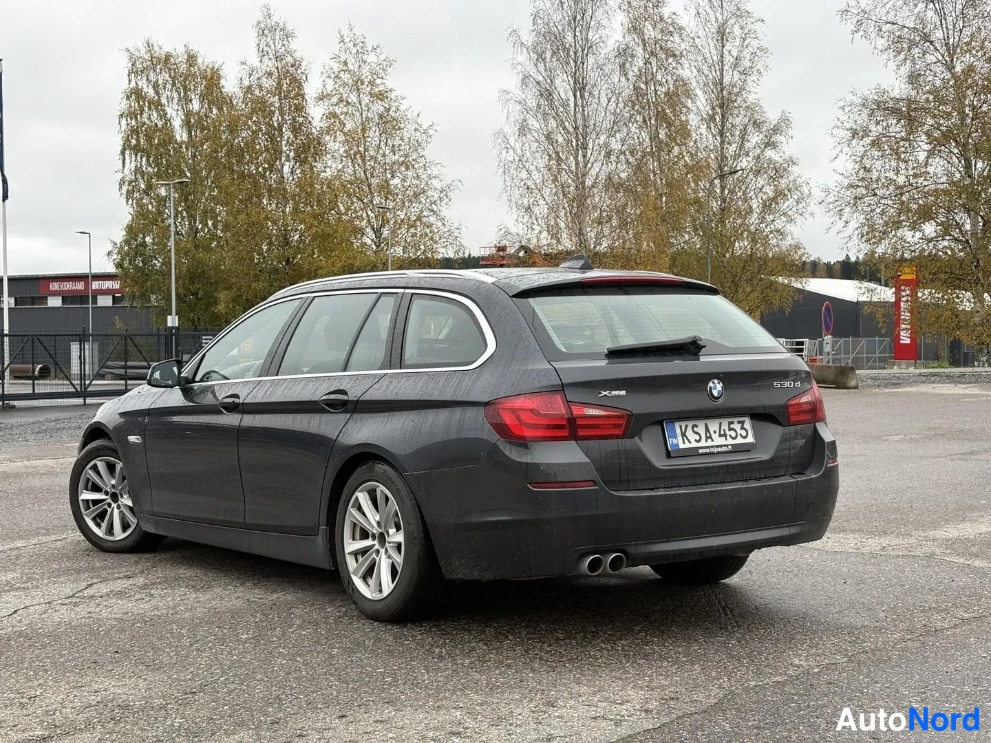 Harmaa BMW 530d xDrive 2012, takaviisto, kuva 4