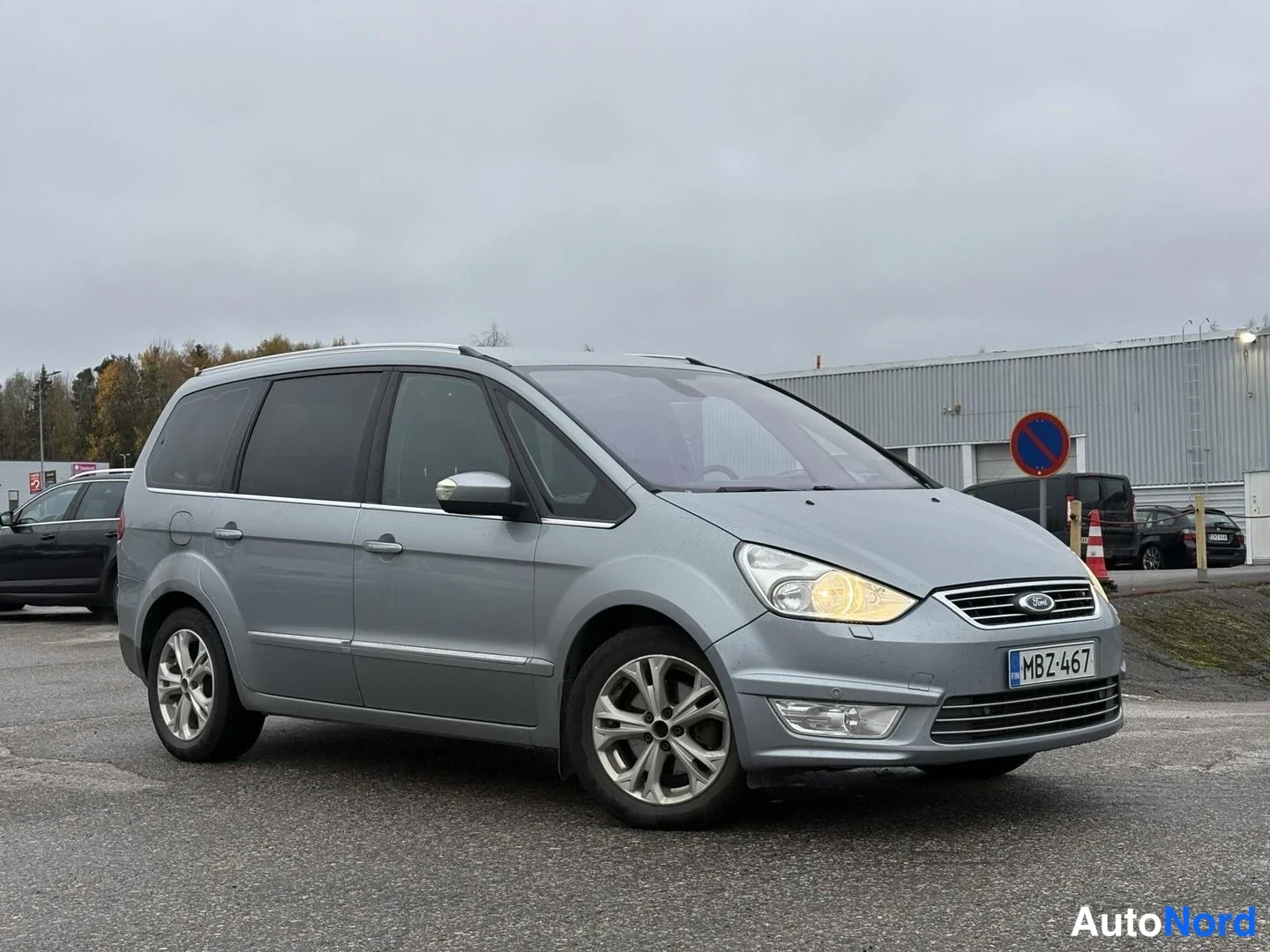 Harmaa Ford Galaxy 2010, etuviisto, keula vasemmalle, kuva 2