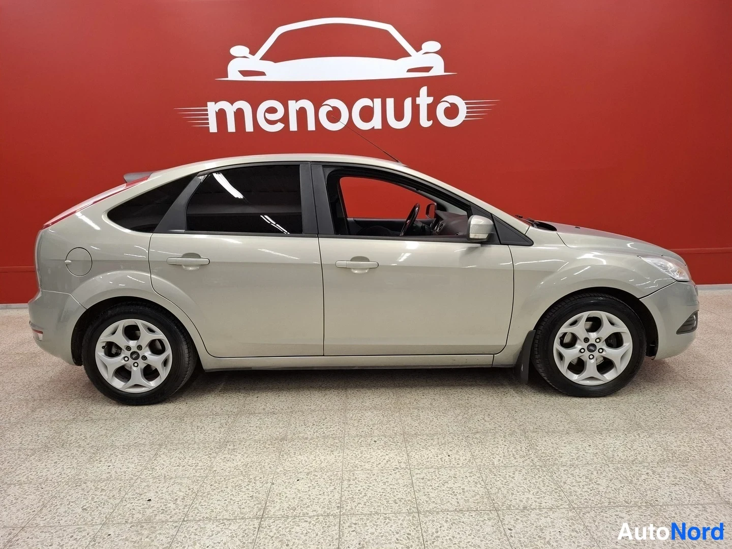 Harmaa Ford Focus 2010, sivulta, kuva 3