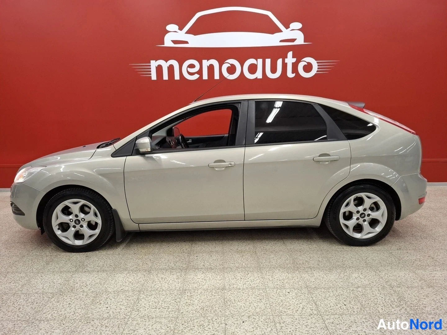Harmaa Ford Focus 2010, sivulta, kuva 4