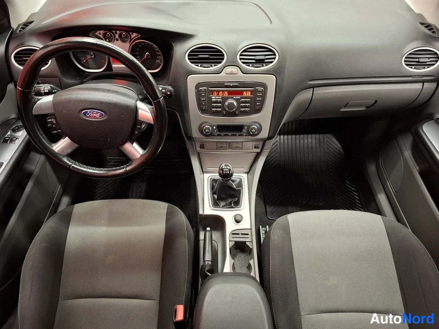 Harmaa Ford Focus 2010, ohjaamo, kuva 7