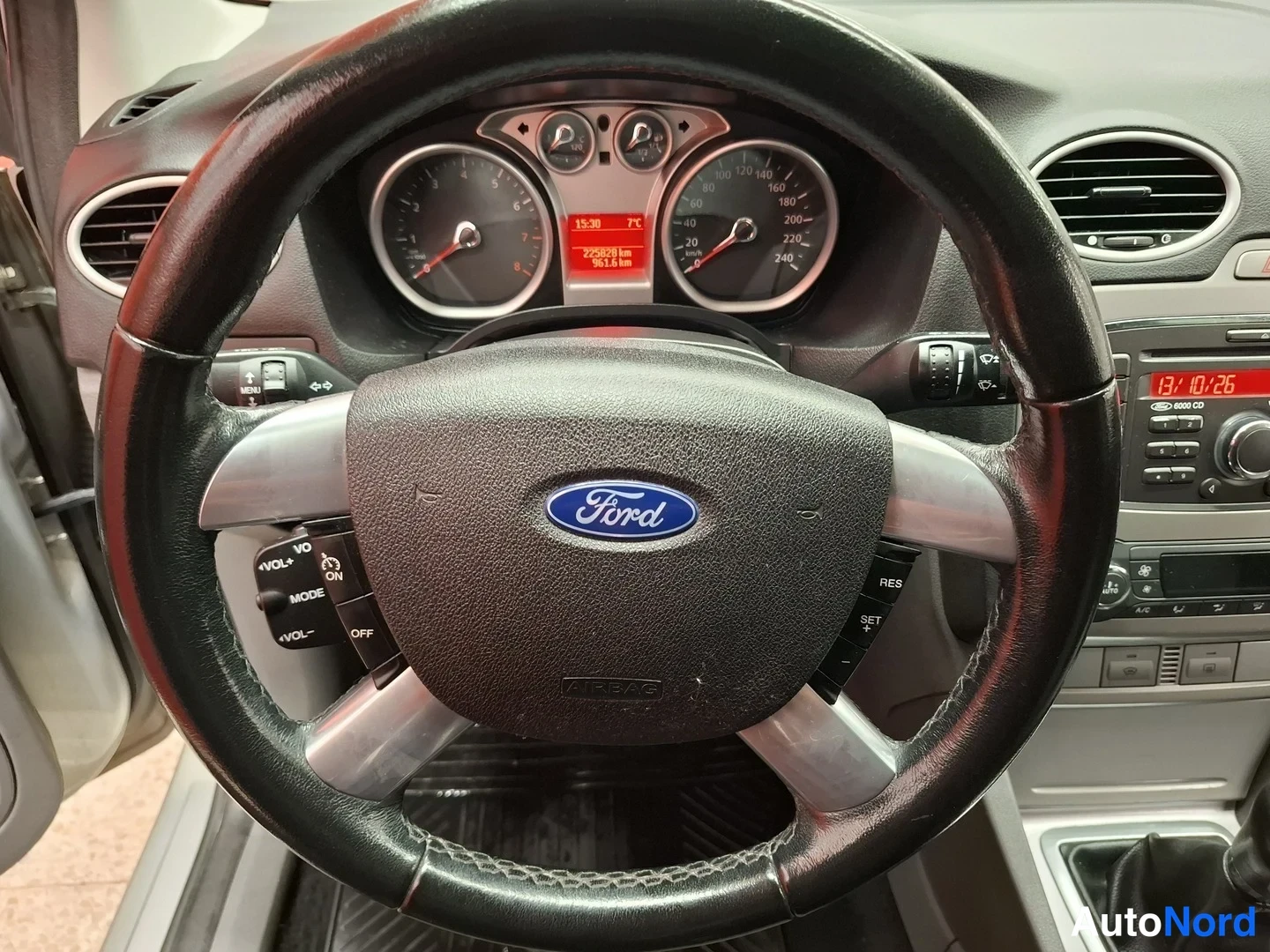 Harmaa Ford Focus 2010, yksityiskohta, kuva 10