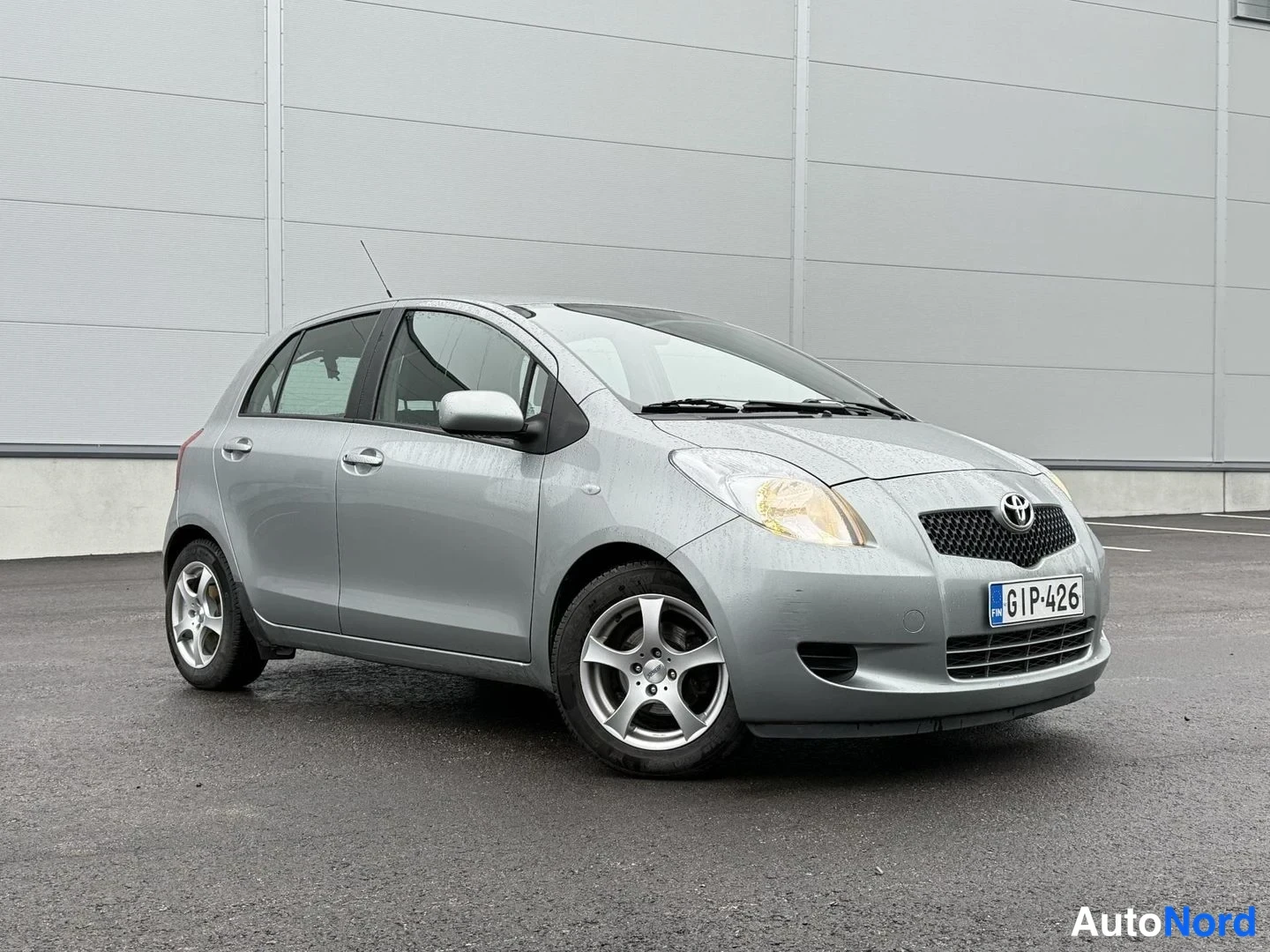 Hopea Toyota YARIS 2006, etuviisto, keula oikealle, kuva 2