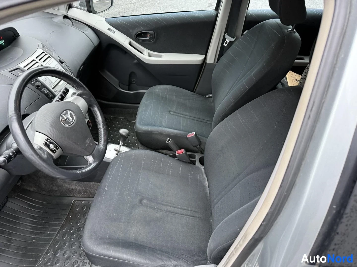 Hopea Toyota YARIS 2006, etuistuimet, kuva 8