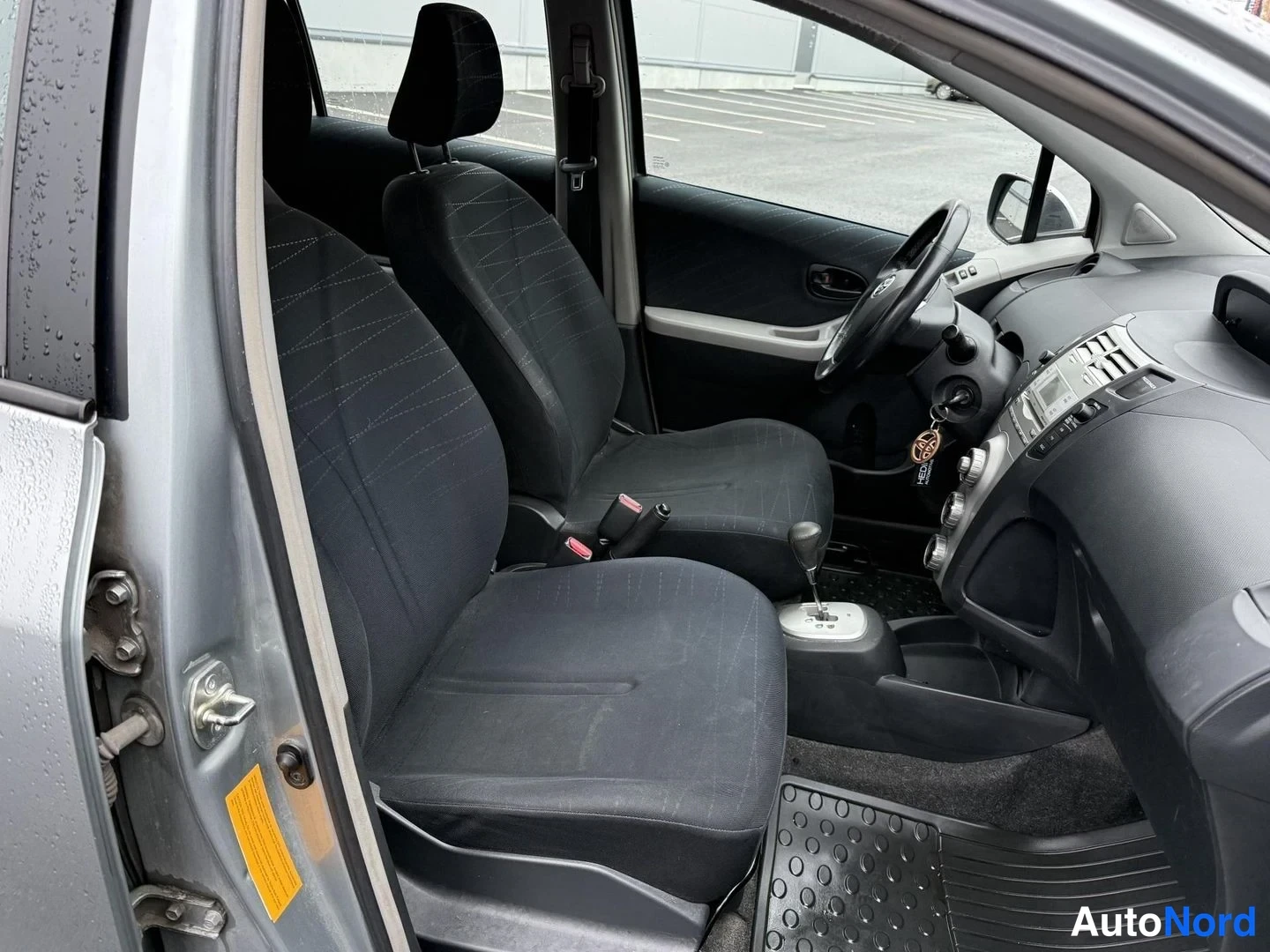 Hopea Toyota YARIS 2006, etuistuimet, kuva 9