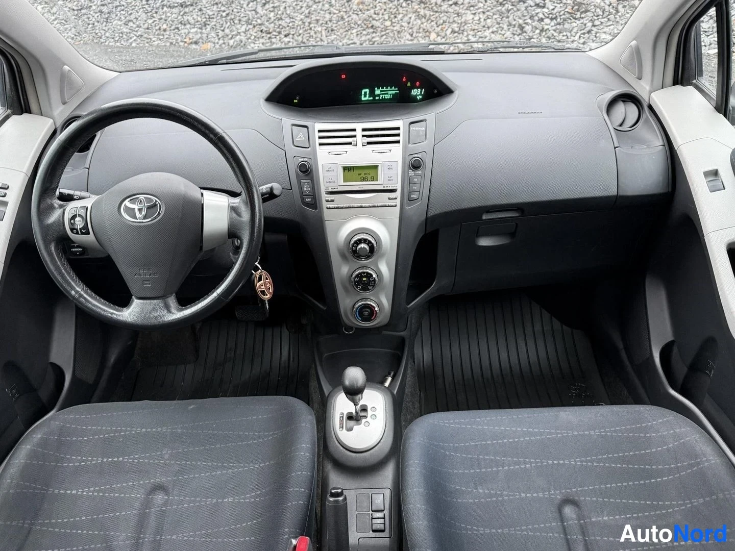 Hopea Toyota YARIS 2006, ohjaamo, kuva 5
