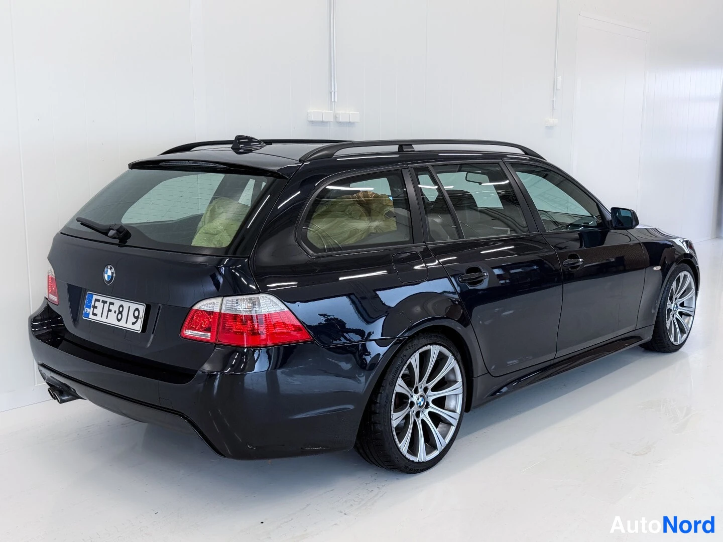 Black BMW 525i 2007, rear three-quarter, photo 2