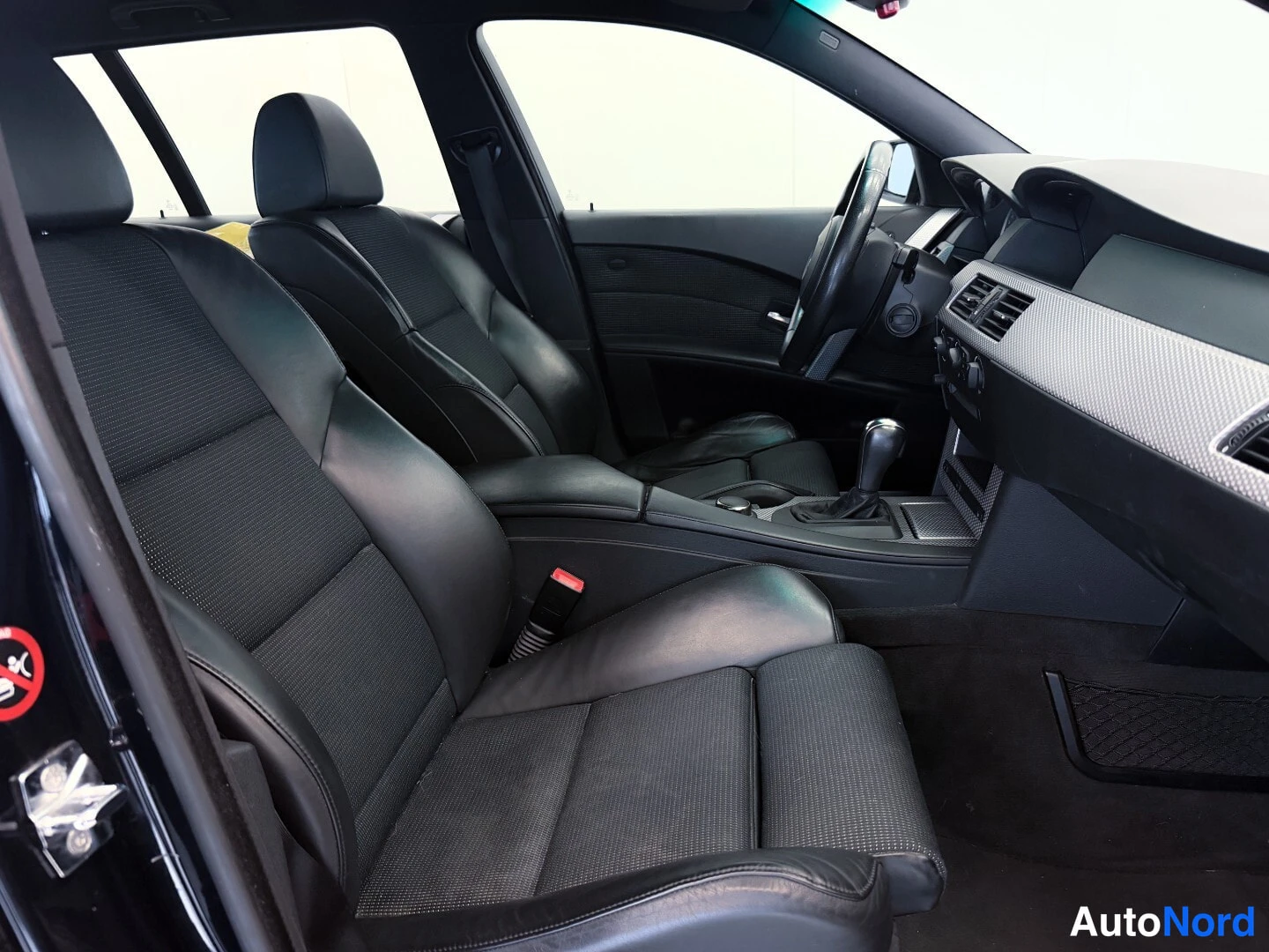 Black BMW 525i 2007, front seats, photo 4