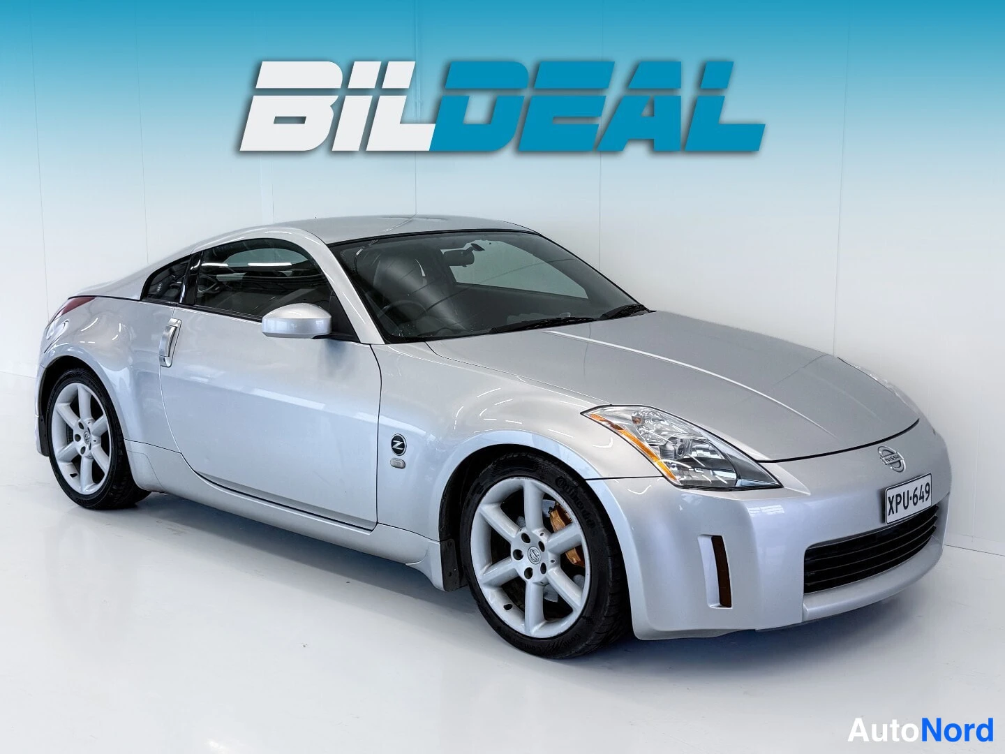 Silver Nissan 350Z 2004, front three-quarter, nose to the right, photo 2