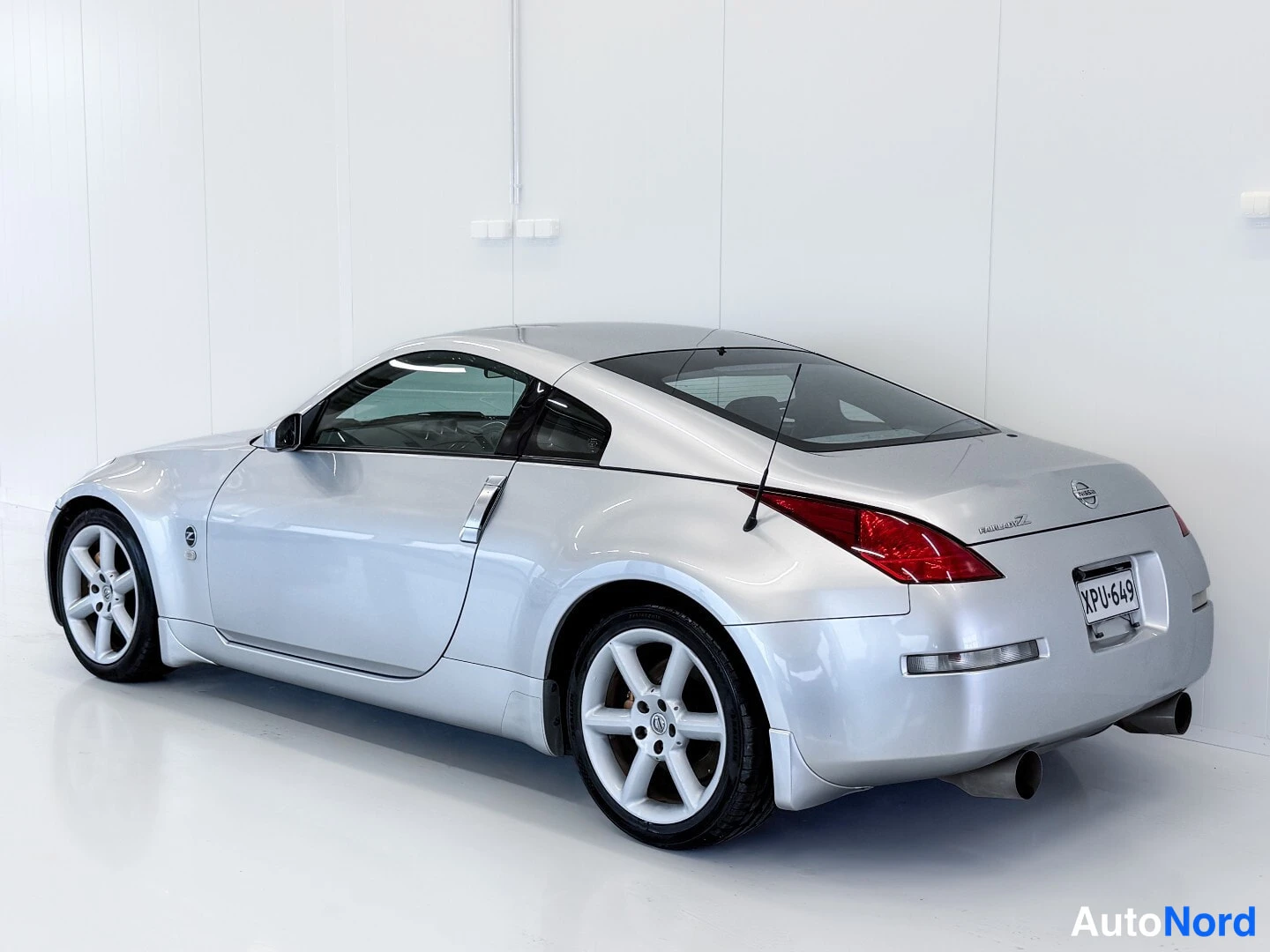 Silver Nissan 350Z 2004, rear three-quarter, photo 4