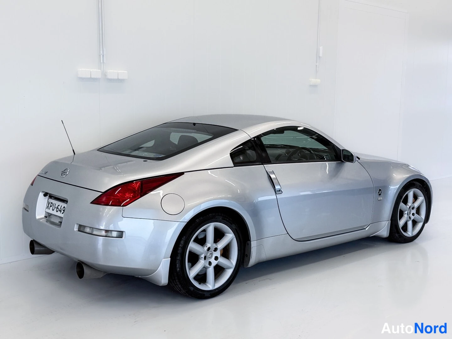 Silver Nissan 350Z 2004, rear three-quarter, photo 5