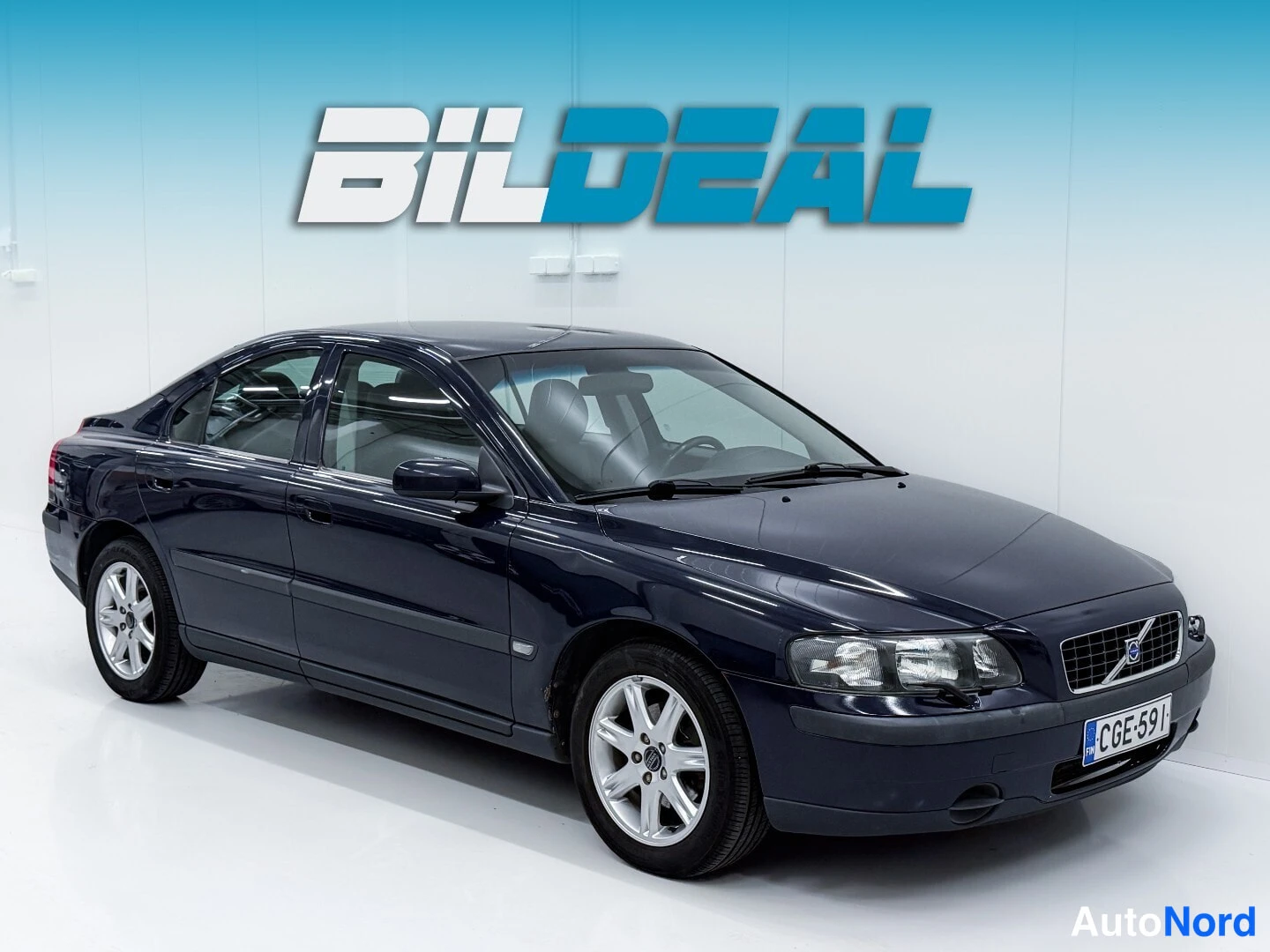 Blue Volvo S60 2004, front three-quarter, nose to the left, photo 2