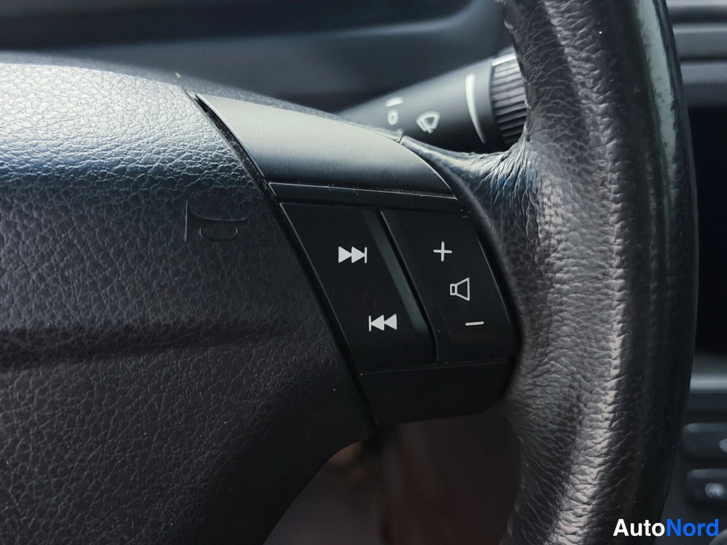 Blue Volvo S60 2004, detail, photo 16
