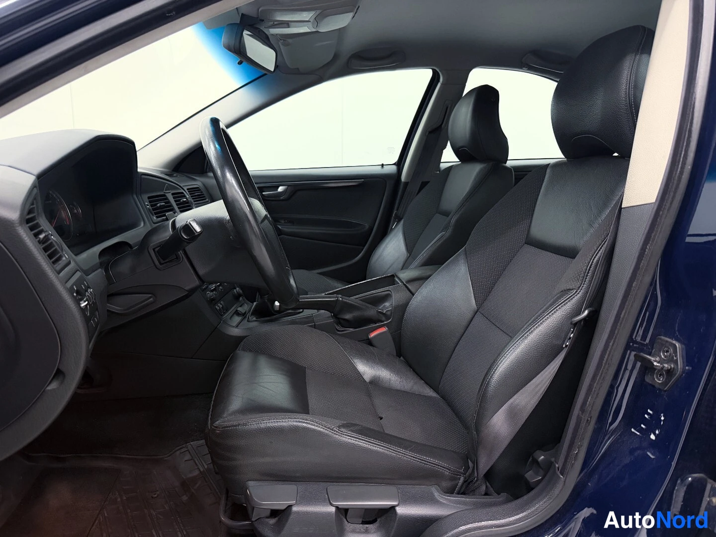 Blue Volvo S60 2004, front seats, photo 10