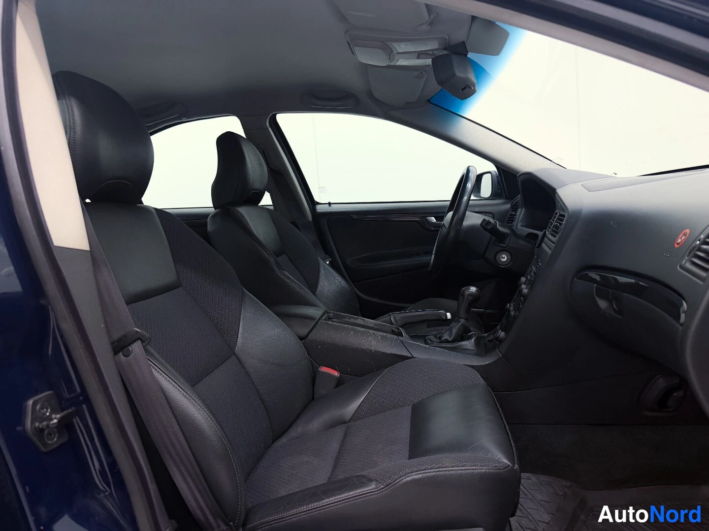 Blue Volvo S60 2004, front seats, photo 11