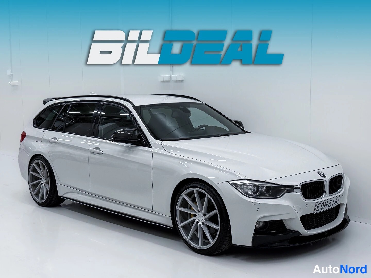 White BMW 330d 2012, front three-quarter, nose to the right, photo 2