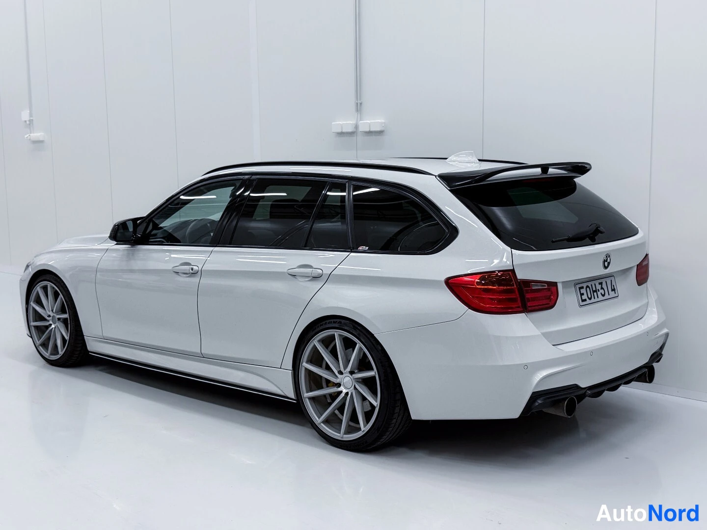 White BMW 330d 2012, rear three-quarter, photo 4