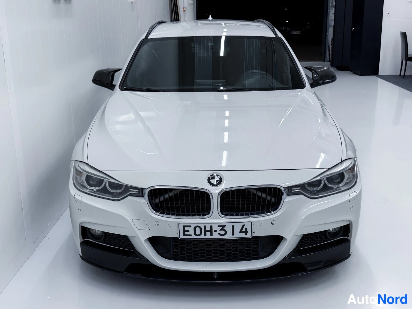 White BMW 330d 2012, front, photo 3