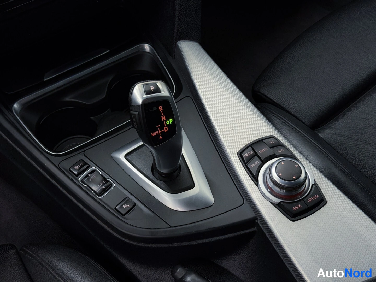 White BMW 330d 2012, detail, photo 24