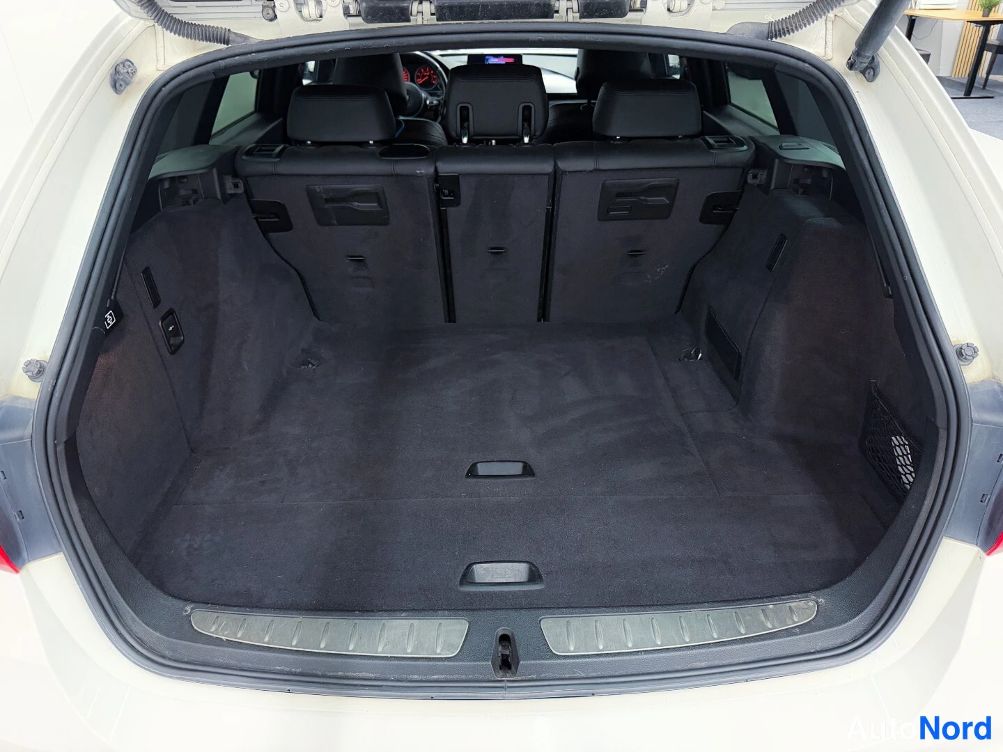 White BMW 330d 2012, boot, photo 13
