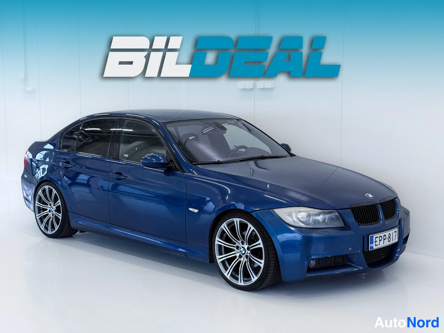 Blue BMW 325i 2007, front three-quarter, nose to the right, photo 2
