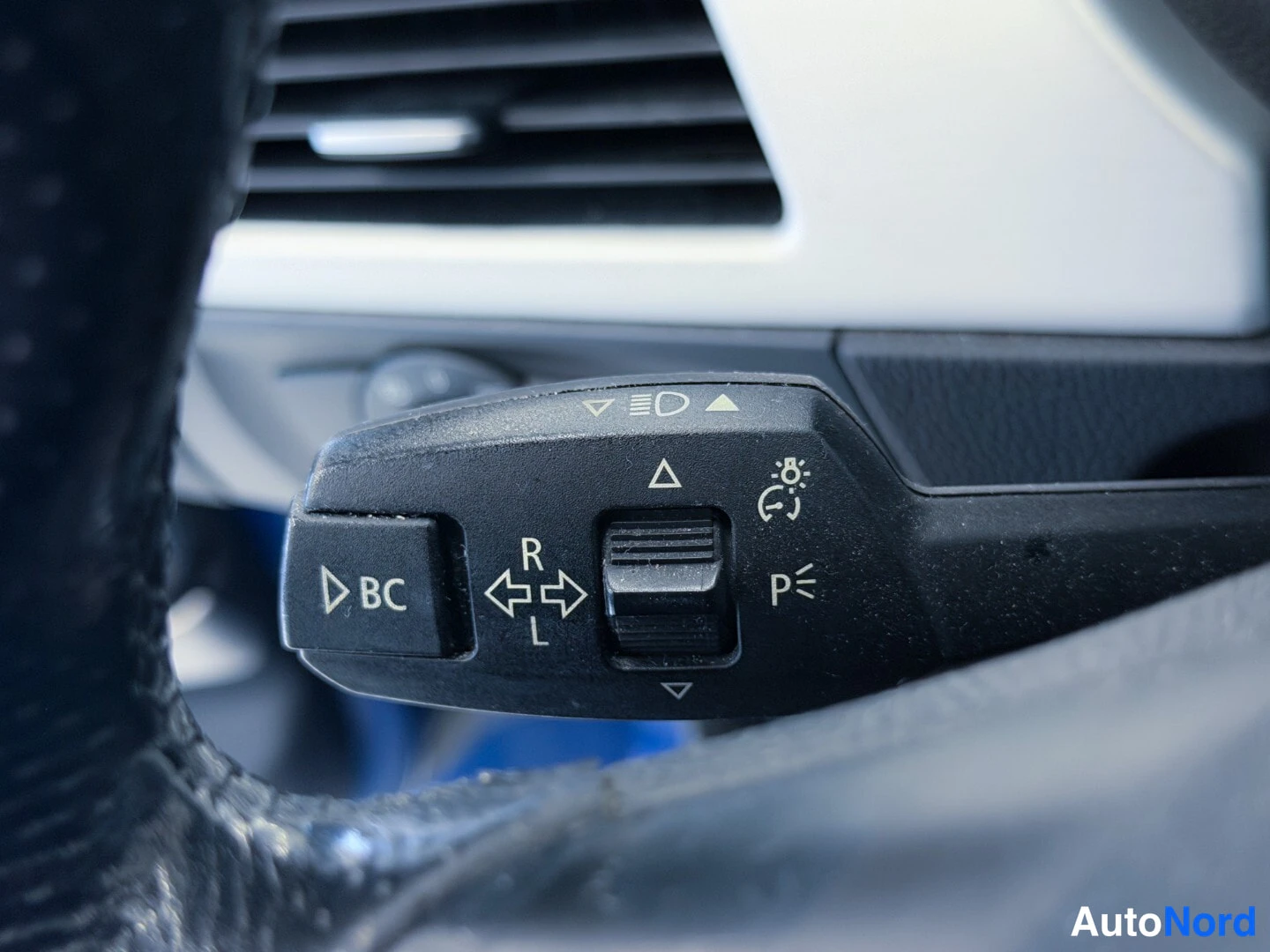 Blue BMW 325i 2007, detail, photo 15