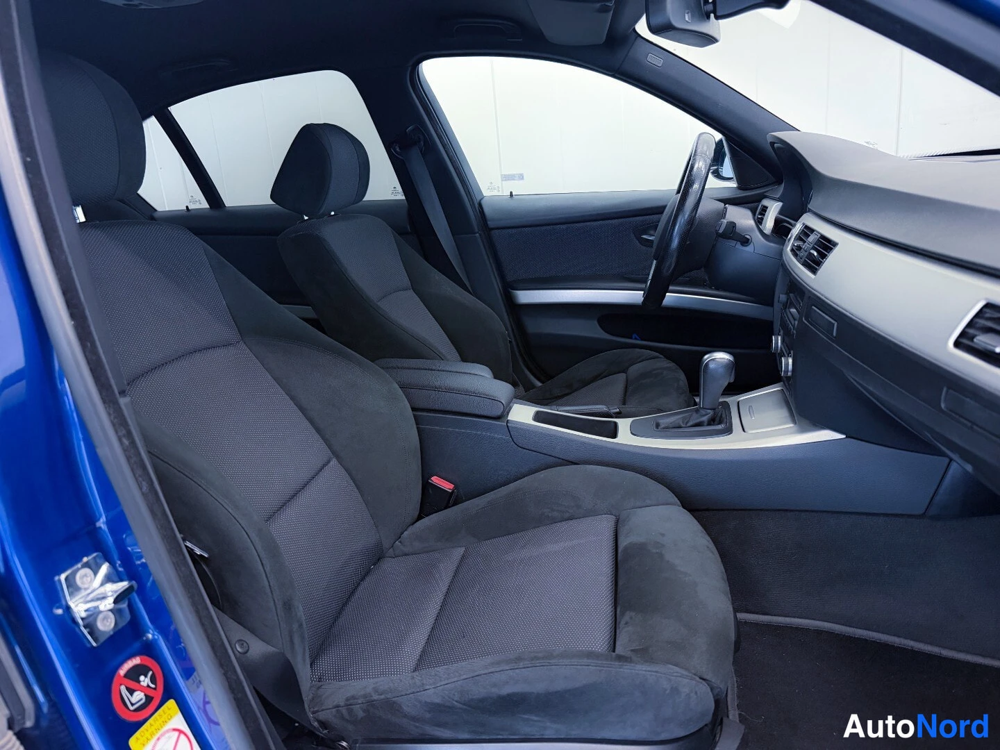 Blue BMW 325i 2007, front seats, photo 9