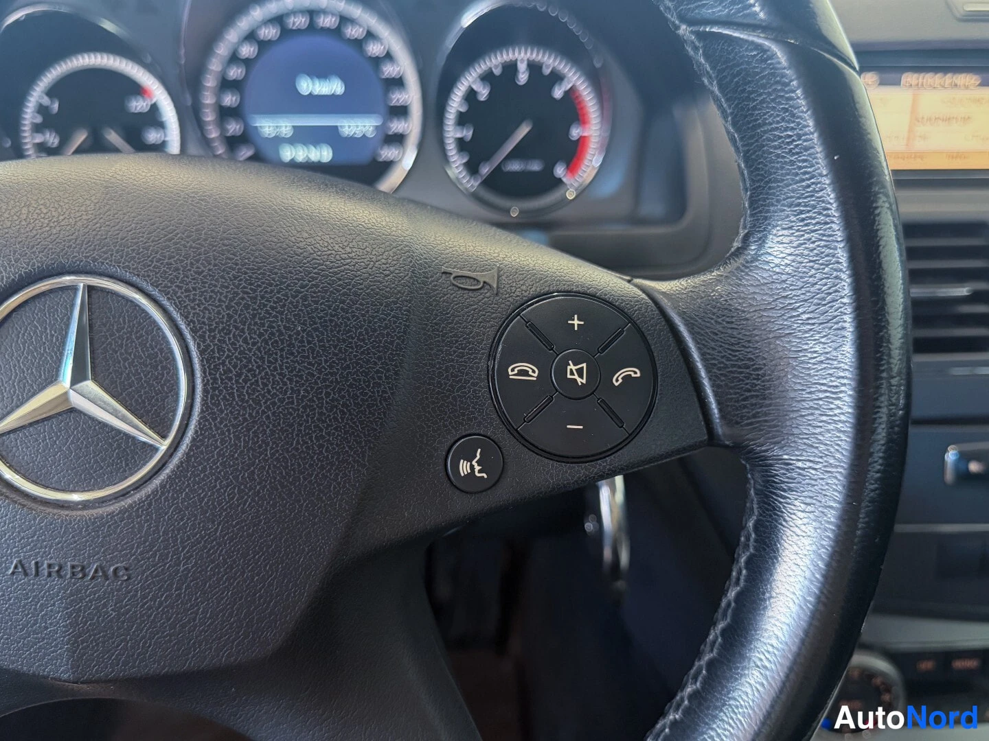 Silver Mercedes-Benz C 2010, detail, photo 17